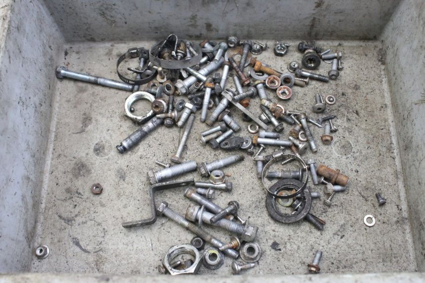 photo de ZAK SCHROEVEN EN BEVESTIGINGSMATERIAAL APRILIA SCARABEO 100 (2003 - 2012) - Hoofdaanzicht