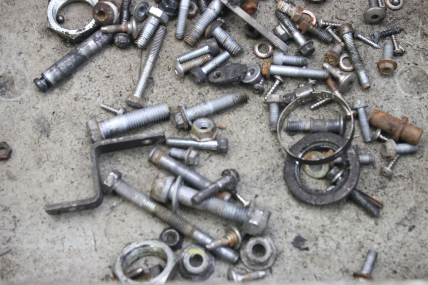 photo de ZAK SCHROEVEN EN BEVESTIGINGSMATERIAAL APRILIA SCARABEO 100 (2003 - 2012) - Detail van het onderdeel