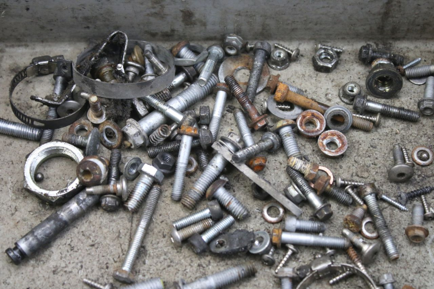 photo de ZAK SCHROEVEN EN BEVESTIGINGSMATERIAAL APRILIA SCARABEO 100 (2003 - 2012) - Zoom op gebruiksstaat