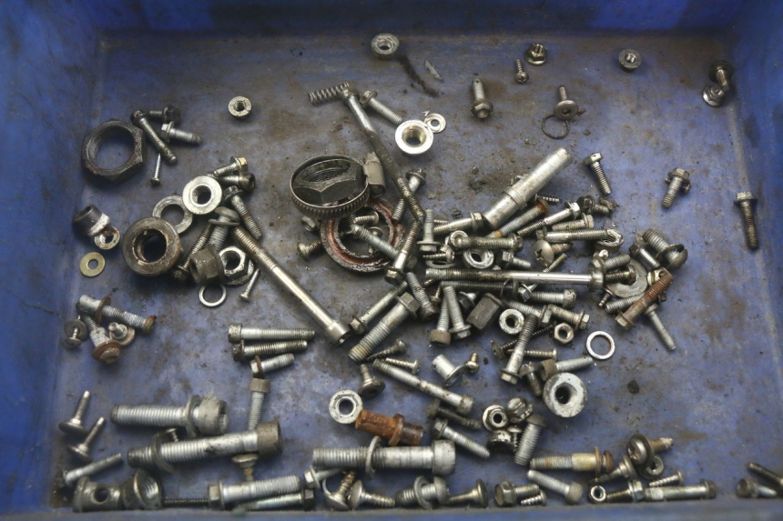 photo de ZAK SCHROEVEN EN BEVESTIGINGSMATERIAAL APRILIA SCARABEO 100 (2003 - 2012) - Hoofdaanzicht