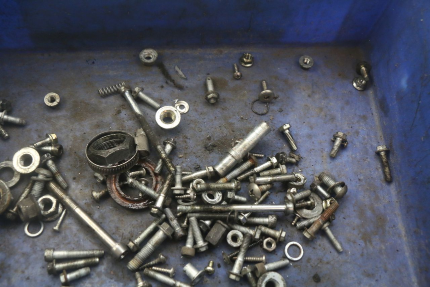 photo de ZAK SCHROEVEN EN BEVESTIGINGSMATERIAAL APRILIA SCARABEO 100 (2003 - 2012) - Detail van het onderdeel