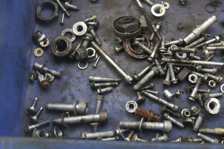 photo de ZAK SCHROEVEN EN BEVESTIGINGSMATERIAAL APRILIA SCARABEO 100 (2003 - 2012) - Zoom op gebruiksstaat