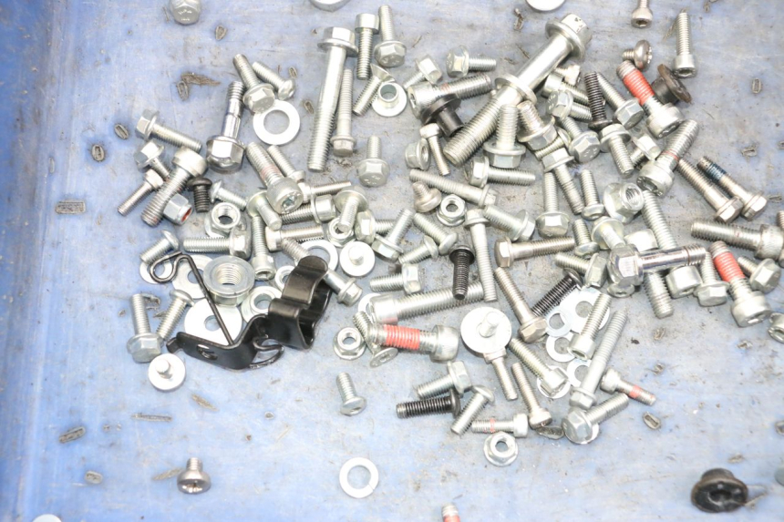 photo de ZAK SCHROEVEN EN BEVESTIGINGSMATERIAAL ROYAL ENFIELD SCRAM 411 (2022 - 2024) - Detail van het onderdeel