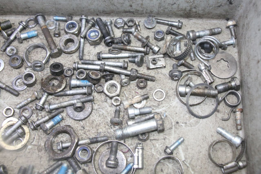 photo de ZAK SCHROEVEN EN BEVESTIGINGSMATERIAAL DERBI SENDA SM DRD 50 (2008 - 2013) - Zoom op gebruiksstaat