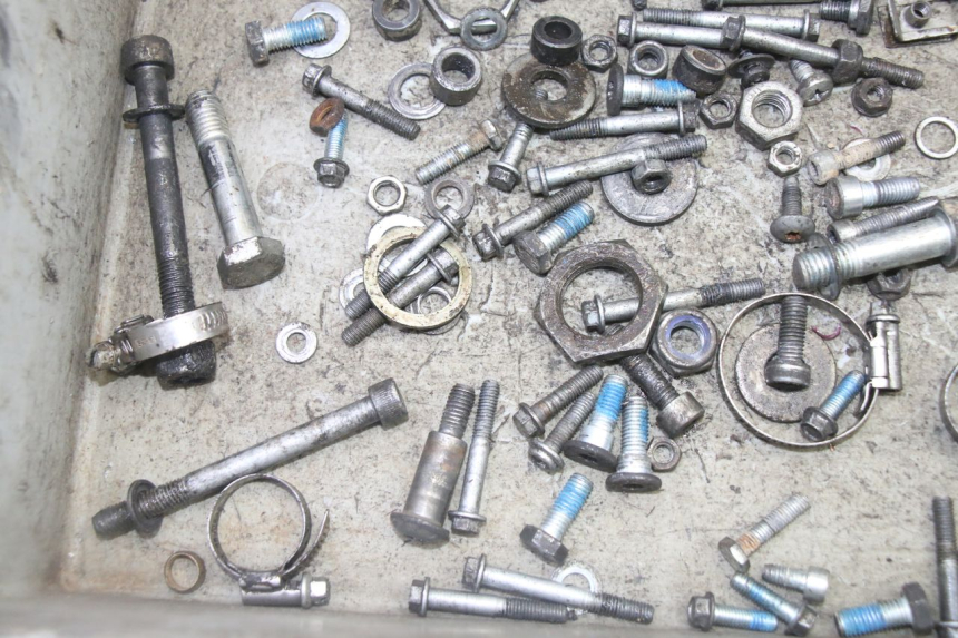 photo de ZAK SCHROEVEN EN BEVESTIGINGSMATERIAAL DERBI SENDA SM DRD 50 (2008 - 2013) - Andere kijkhoek