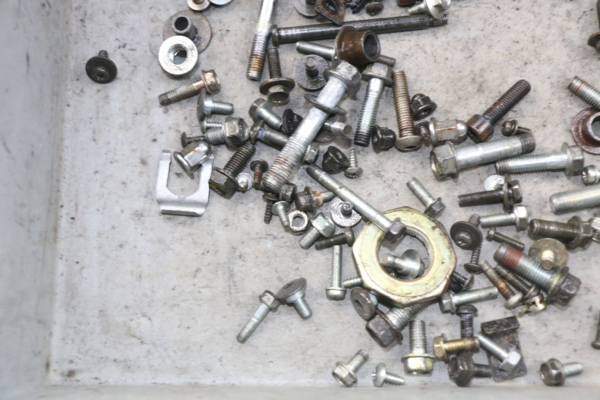 photo de ZAK SCHROEVEN EN BEVESTIGINGSMATERIAAL HONDA SES DYLAN 125 (2002 - 2006) - Andere kijkhoek