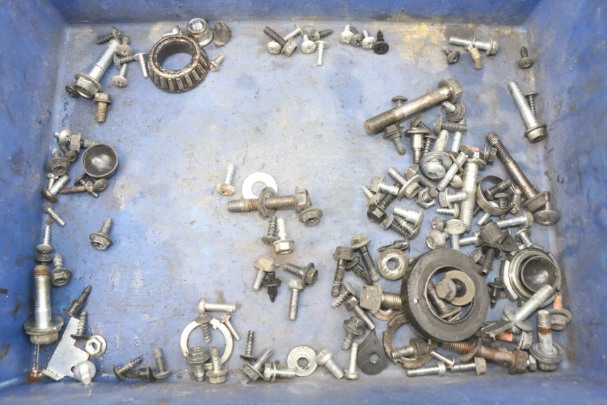 photo de ZAK SCHROEVEN EN BEVESTIGINGSMATERIAAL SUZUKI SIXTEEN 125 (2008 - 2010) - Hoofdaanzicht