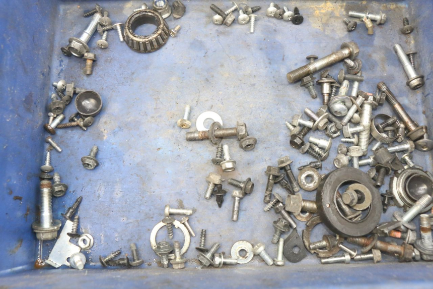 photo de ZAK SCHROEVEN EN BEVESTIGINGSMATERIAAL SUZUKI SIXTEEN 125 (2008 - 2010) - Detail van het onderdeel