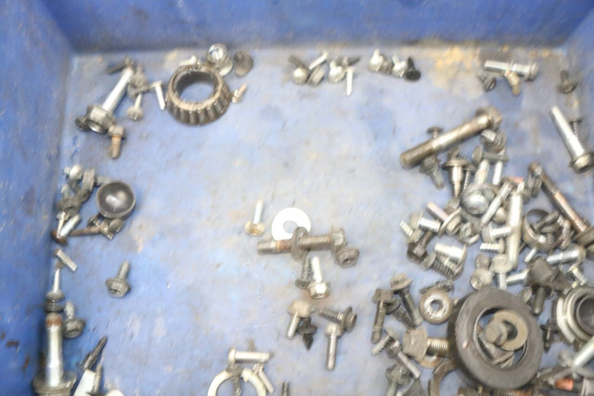 photo de ZAK SCHROEVEN EN BEVESTIGINGSMATERIAAL SUZUKI SIXTEEN 125 (2008 - 2010) - Zoom op gebruiksstaat