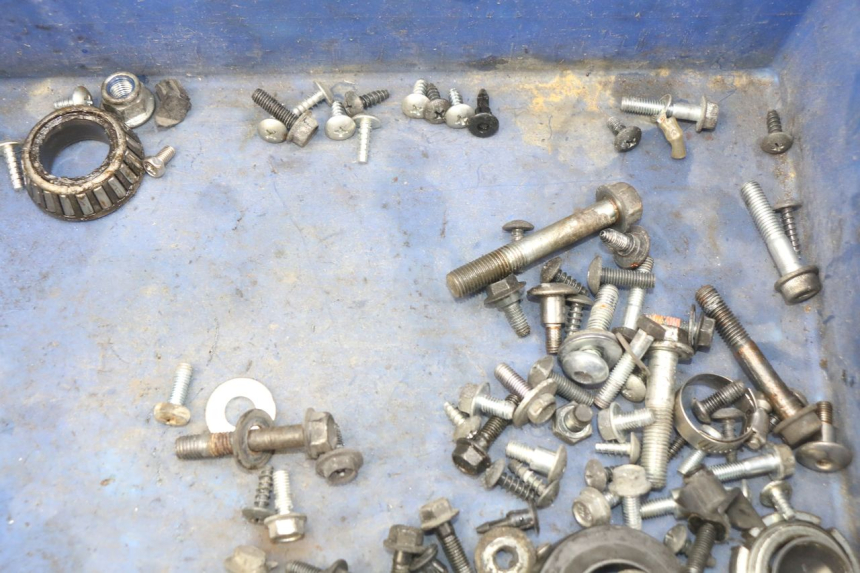 photo de ZAK SCHROEVEN EN BEVESTIGINGSMATERIAAL SUZUKI SIXTEEN 125 (2008 - 2010) - Andere kijkhoek