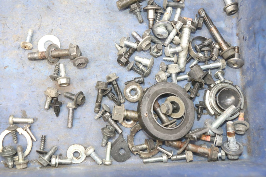 photo de ZAK SCHROEVEN EN BEVESTIGINGSMATERIAAL SUZUKI SIXTEEN 125 (2008 - 2010) - Technische close-up