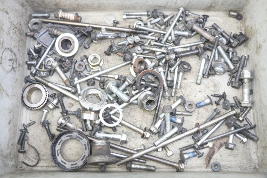 photo de ZAK SCHROEVEN EN BEVESTIGINGSMATERIAAL SUZUKI SIXTEEN 125 (2008 - 2010) - Hoofdaanzicht