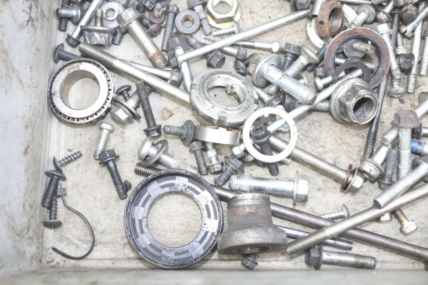 photo de ZAK SCHROEVEN EN BEVESTIGINGSMATERIAAL SUZUKI SIXTEEN 125 (2008 - 2010) - Detail van het onderdeel