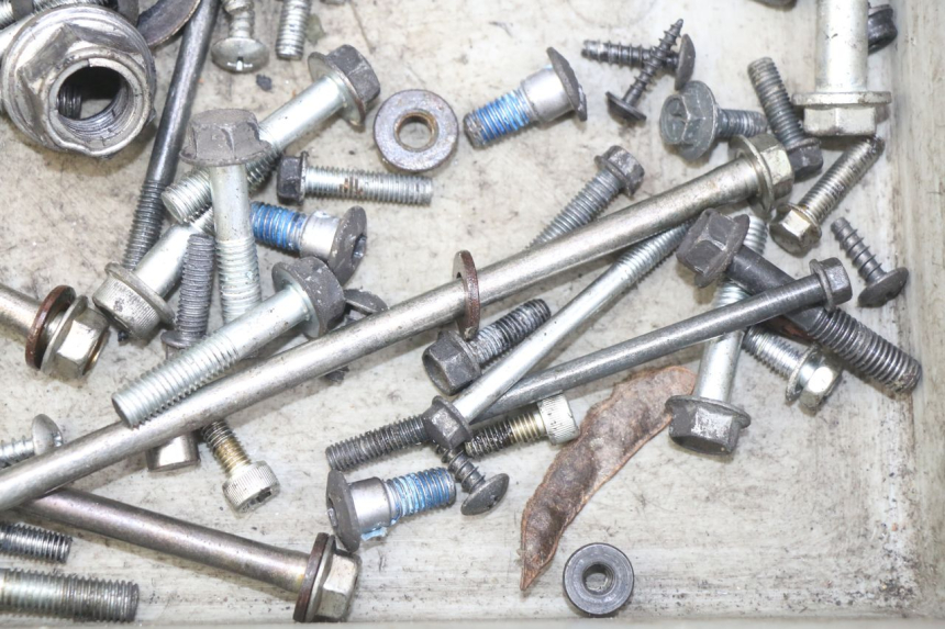 photo de ZAK SCHROEVEN EN BEVESTIGINGSMATERIAAL SUZUKI SIXTEEN 125 (2008 - 2010) - Zoom op gebruiksstaat