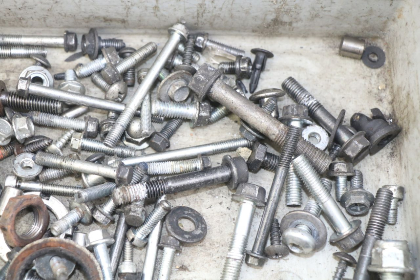 photo de ZAK SCHROEVEN EN BEVESTIGINGSMATERIAAL SUZUKI SIXTEEN 125 (2008 - 2010) - Andere kijkhoek