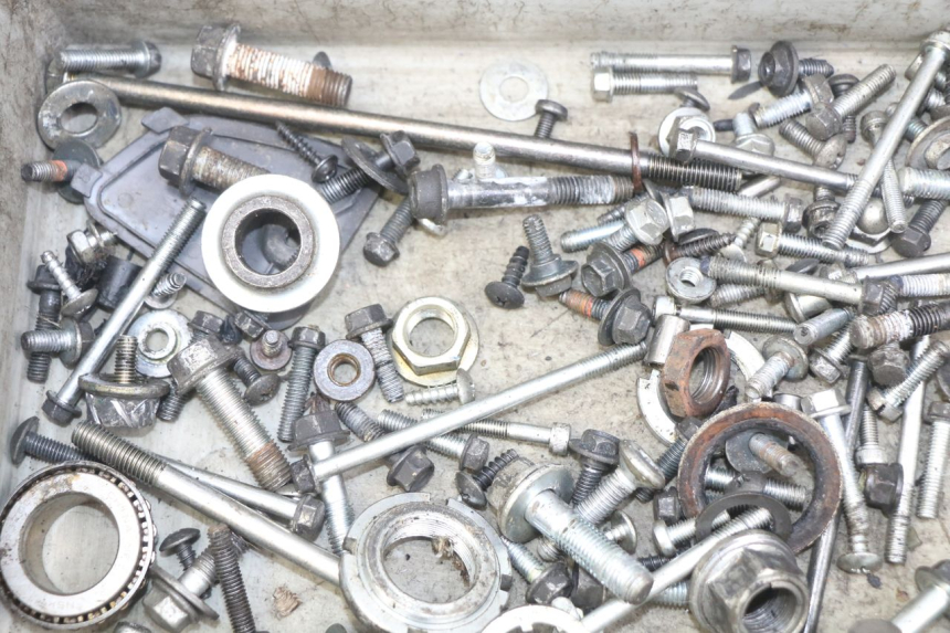 photo de ZAK SCHROEVEN EN BEVESTIGINGSMATERIAAL SUZUKI SIXTEEN 125 (2008 - 2010) - Technische close-up