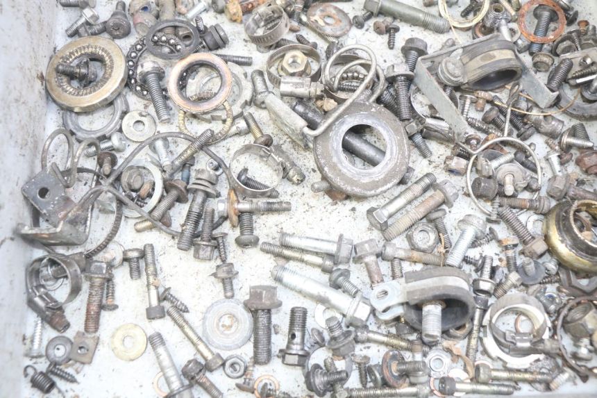 photo de ZAK SCHROEVEN EN BEVESTIGINGSMATERIAAL MBK SKYLINER 125 (1998 - 2001) - Detail van het onderdeel