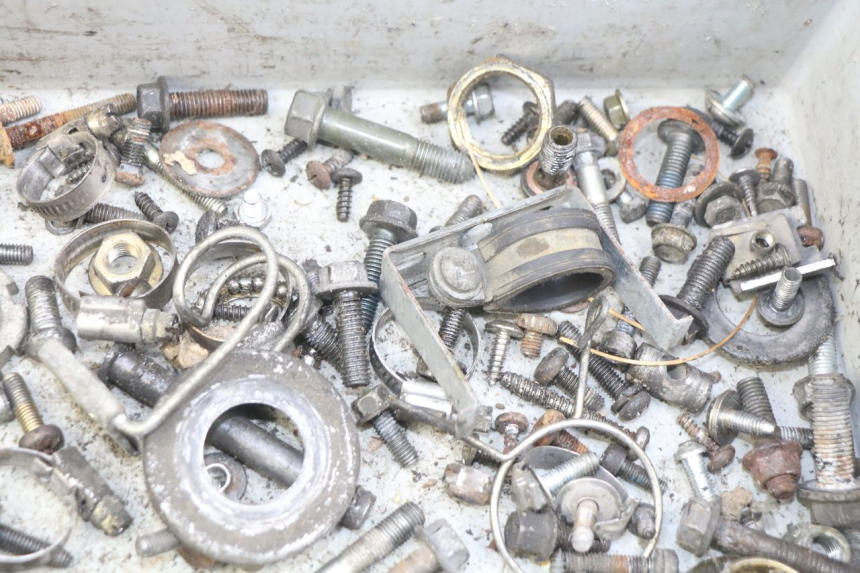 photo de ZAK SCHROEVEN EN BEVESTIGINGSMATERIAAL MBK SKYLINER 125 (1998 - 2001) - Andere kijkhoek