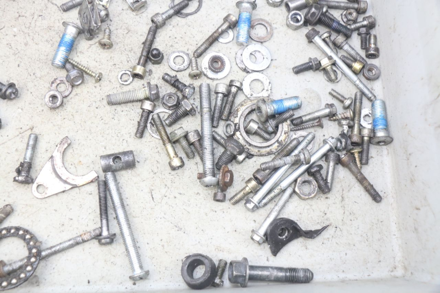 photo de ZAK SCHROEVEN EN BEVESTIGINGSMATERIAAL YAMAHA SLIDER NAKED 50 (2004 - 2018) - Zoom op gebruiksstaat