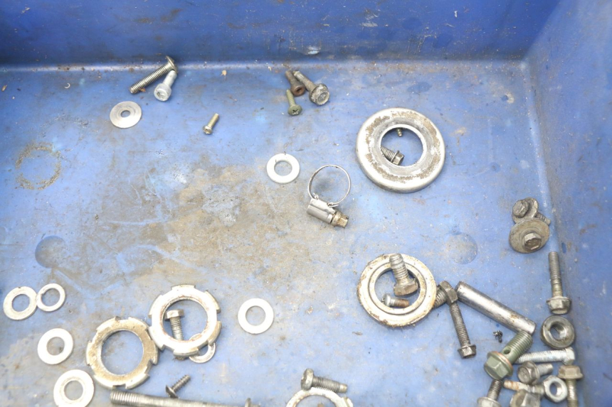 photo de ZAK SCHROEVEN EN BEVESTIGINGSMATERIAAL YAMAHA SLIDER NAKED 50 (2004 - 2018) - Zoom op gebruiksstaat