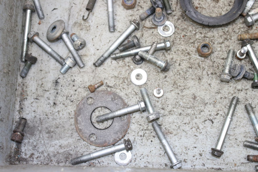 photo de ZAK SCHROEVEN EN BEVESTIGINGSMATERIAAL GILERA SMT SUPERMOTARD 50 (2009 - 2017) - Detail van het onderdeel