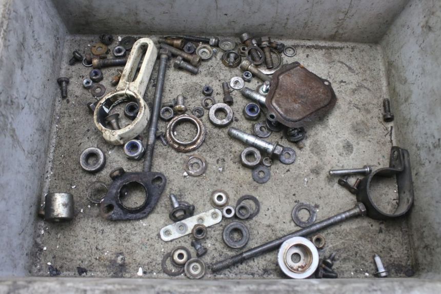 photo de ZAK SCHROEVEN EN BEVESTIGINGSMATERIAAL SUZUKI SMX SUPERMOTARD 50 (1996 - 2001) - Hoofdaanzicht