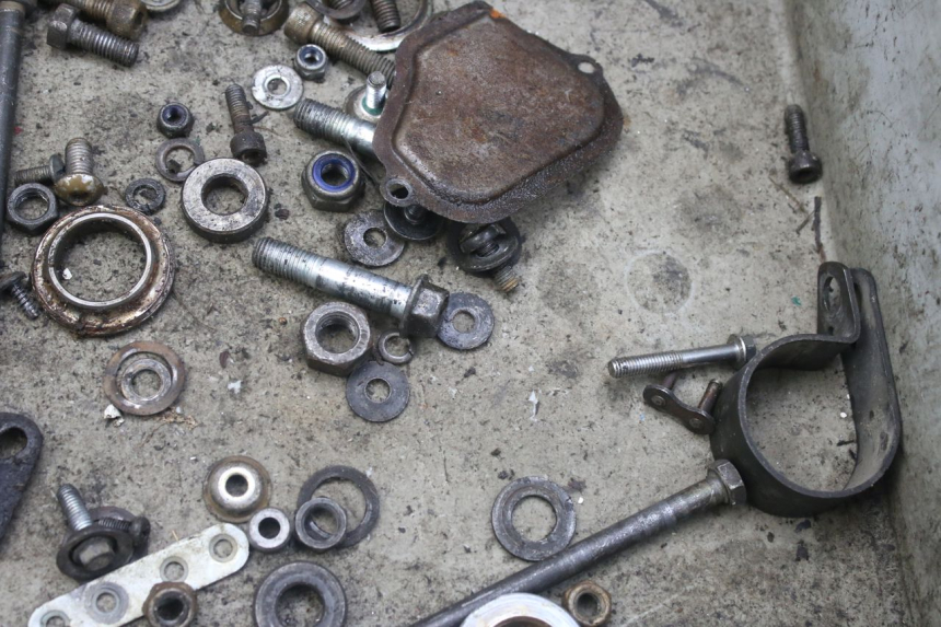 photo de ZAK SCHROEVEN EN BEVESTIGINGSMATERIAAL SUZUKI SMX SUPERMOTARD 50 (1996 - 2001) - Detail van het onderdeel