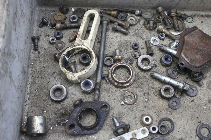 photo de ZAK SCHROEVEN EN BEVESTIGINGSMATERIAAL SUZUKI SMX SUPERMOTARD 50 (1996 - 2001) - Zoom op gebruiksstaat