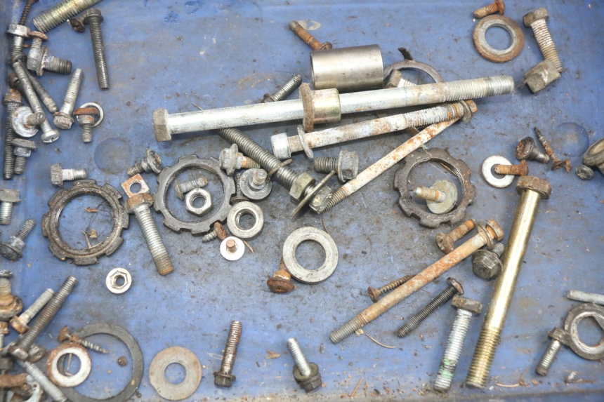 photo de ZAK SCHROEVEN EN BEVESTIGINGSMATERIAAL PEUGEOT SPEEDFIGHT LC 50 (1996 - 2002) - Zoom op gebruiksstaat