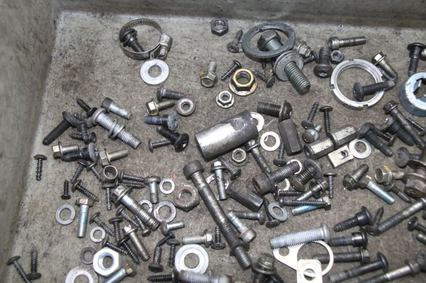 photo de ZAK SCHROEVEN EN BEVESTIGINGSMATERIAAL APRILIA SR 2T 50 (2018 - 2022) - Detail van het onderdeel