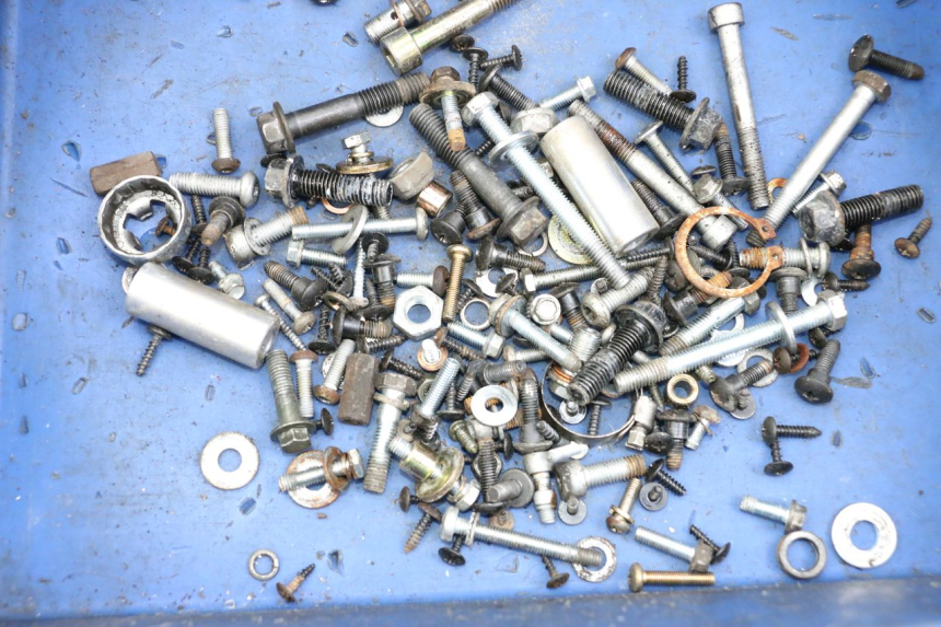 photo de ZAK SCHROEVEN EN BEVESTIGINGSMATERIAAL APRILIA SR MOTARD 50 (2012 - 2018) - Detail van het onderdeel