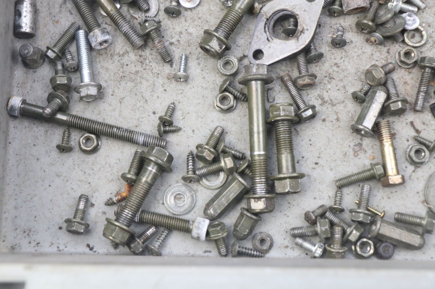 photo de ZAK SCHROEVEN EN BEVESTIGINGSMATERIAAL JM MOTORS SUNNY 50 (2017 - 2020) - Detail van het onderdeel