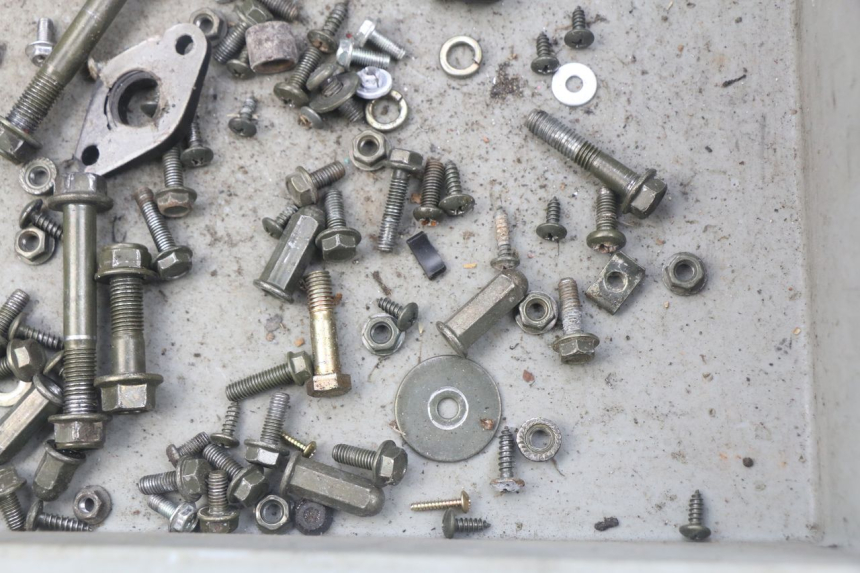 photo de ZAK SCHROEVEN EN BEVESTIGINGSMATERIAAL JM MOTORS SUNNY 50 (2017 - 2020) - Zoom op gebruiksstaat