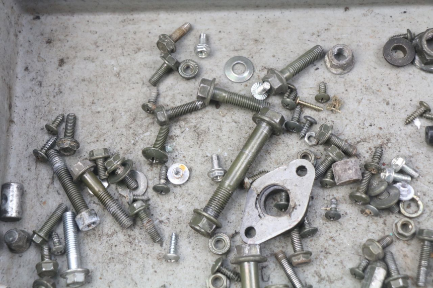 photo de ZAK SCHROEVEN EN BEVESTIGINGSMATERIAAL JM MOTORS SUNNY 50 (2017 - 2020) - Technische close-up