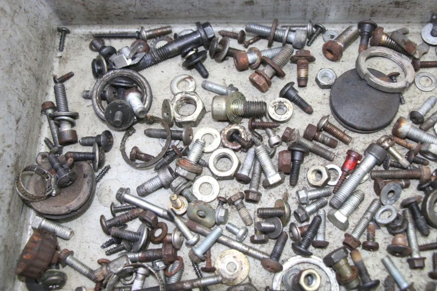 photo de ZAK SCHROEVEN EN BEVESTIGINGSMATERIAAL PIAGGIO SUPER LX 125 (2000 - 2003) - Detail van het onderdeel