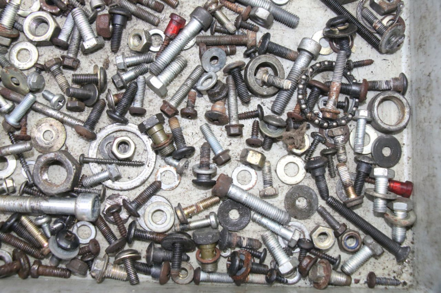 photo de ZAK SCHROEVEN EN BEVESTIGINGSMATERIAAL PIAGGIO SUPER LX 125 (2000 - 2003) - Technische close-up