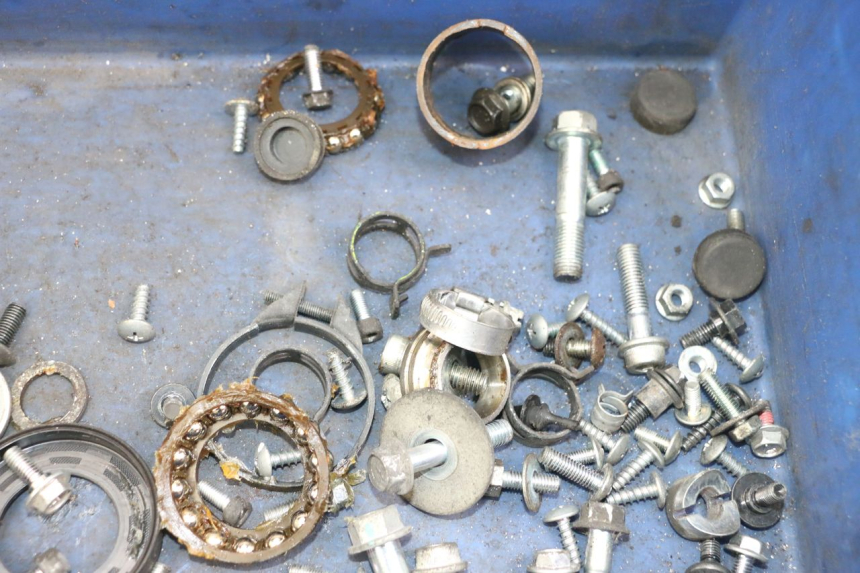 photo de ZAK SCHROEVEN EN BEVESTIGINGSMATERIAAL SUZUKI BURGMAN 125 (2018 - 2021) - Zoom op gebruiksstaat