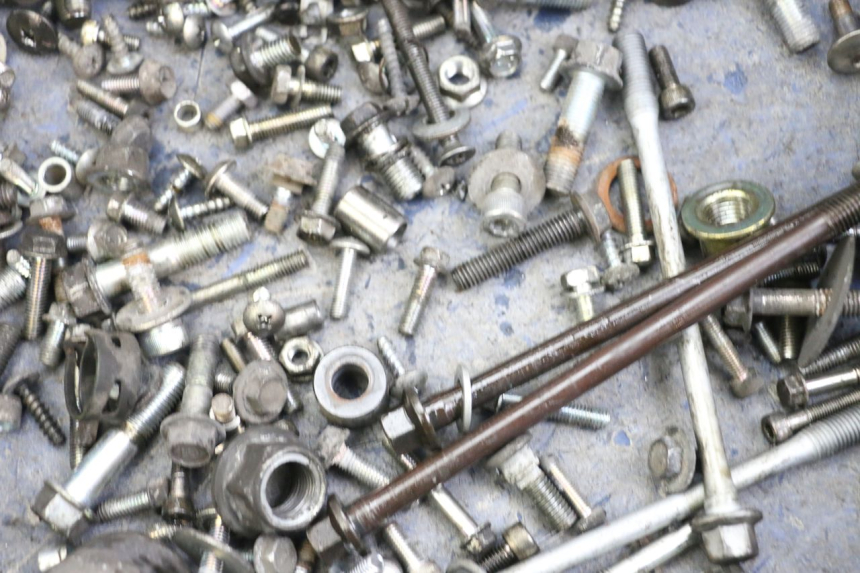 photo de ZAK SCHROEVEN EN BEVESTIGINGSMATERIAAL SUZUKI BURGMAN 125 (2015 - 2017) - Detail van het onderdeel