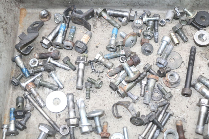 photo de ZAK SCHROEVEN EN BEVESTIGINGSMATERIAAL SUZUKI GS F 500 (2004 - 2007) - Detail van het onderdeel