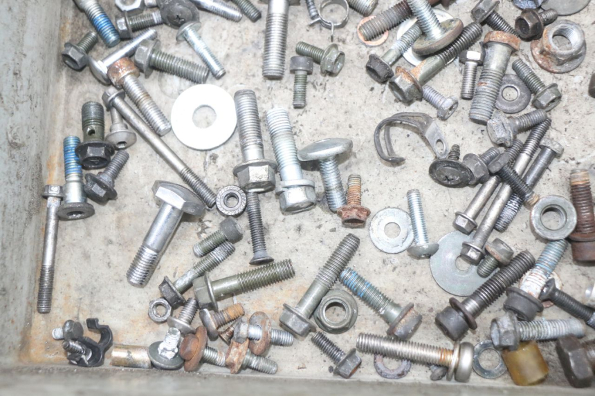 photo de ZAK SCHROEVEN EN BEVESTIGINGSMATERIAAL SUZUKI GS F 500 (2004 - 2007) - Andere kijkhoek