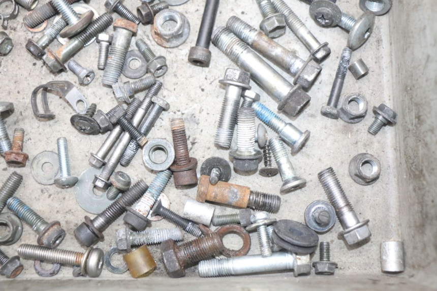 photo de ZAK SCHROEVEN EN BEVESTIGINGSMATERIAAL SUZUKI GS F 500 (2004 - 2007) - Technische close-up