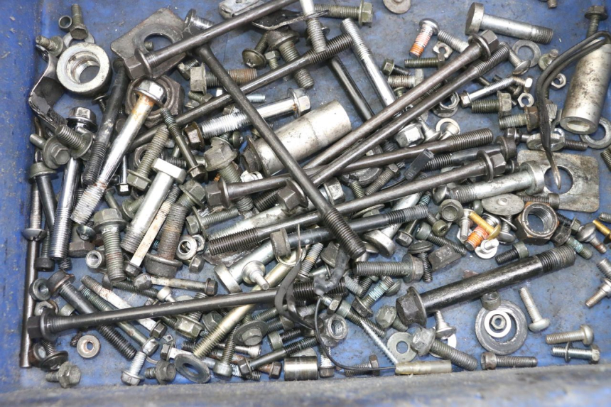 photo de ZAK SCHROEVEN EN BEVESTIGINGSMATERIAAL SUZUKI SV S 650 (1999 - 2002) - Detail van het onderdeel