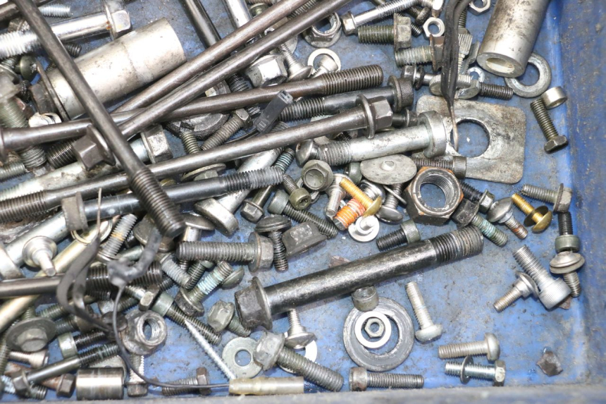 photo de ZAK SCHROEVEN EN BEVESTIGINGSMATERIAAL SUZUKI SV S 650 (1999 - 2002) - Zoom op gebruiksstaat