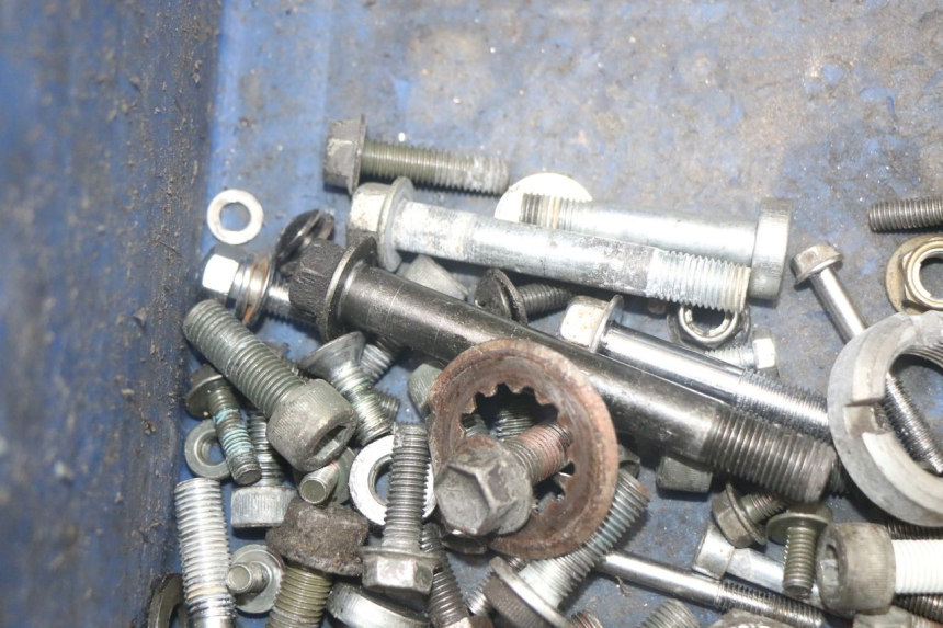 photo de ZAK SCHROEVEN EN BEVESTIGINGSMATERIAAL SUZUKI SV N 650 (1999 - 2002) - Detail van het onderdeel