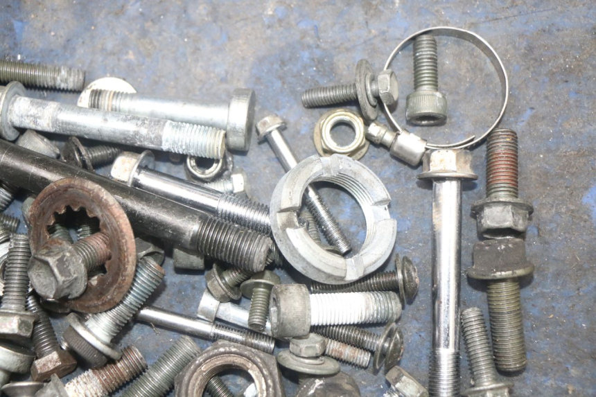 photo de ZAK SCHROEVEN EN BEVESTIGINGSMATERIAAL SUZUKI SV N 650 (1999 - 2002) - Zoom op gebruiksstaat