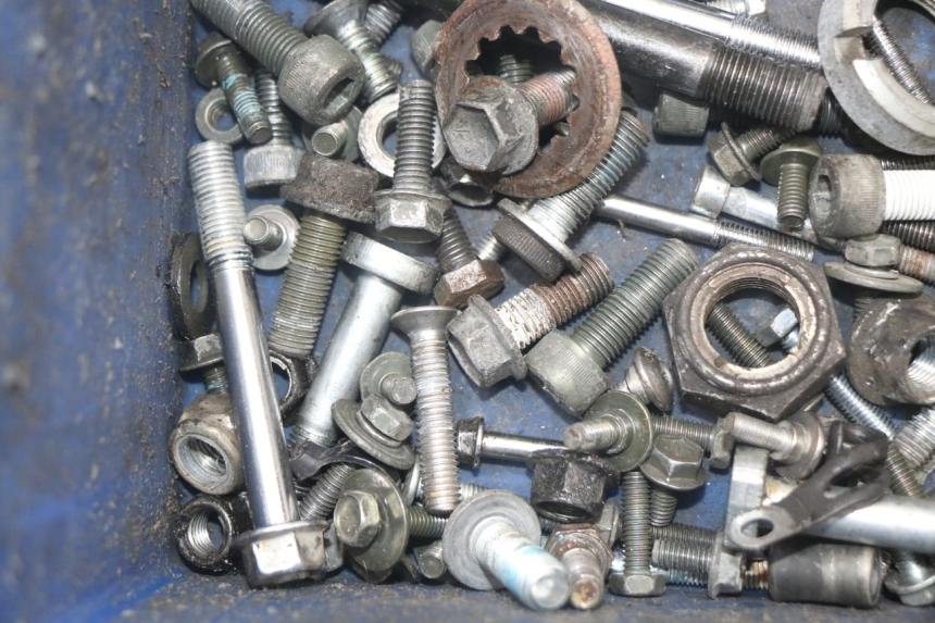 photo de ZAK SCHROEVEN EN BEVESTIGINGSMATERIAAL SUZUKI SV N 650 (1999 - 2002) - Andere kijkhoek