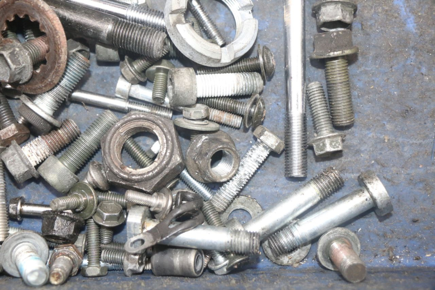 photo de ZAK SCHROEVEN EN BEVESTIGINGSMATERIAAL SUZUKI SV N 650 (1999 - 2002) - Technische close-up