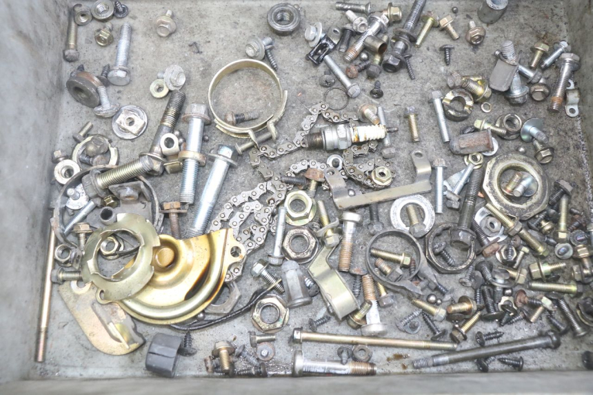 photo de ZAK SCHROEVEN EN BEVESTIGINGSMATERIAAL SYM SYMPHONY 125 (2009 - 2015) - Detail van het onderdeel