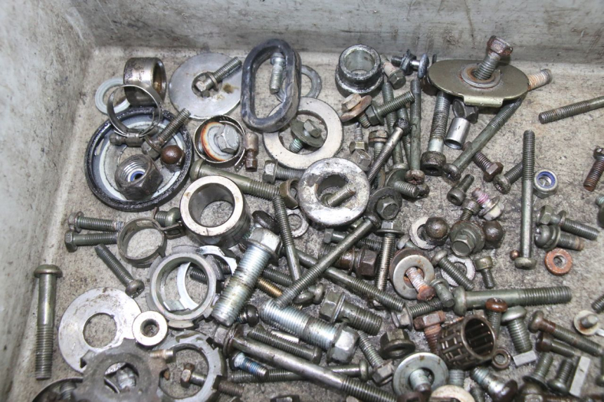 photo de ZAK SCHROEVEN EN BEVESTIGINGSMATERIAAL YAMAHA TDR DELTABOX 125 (1997 - 2003) - Detail van het onderdeel