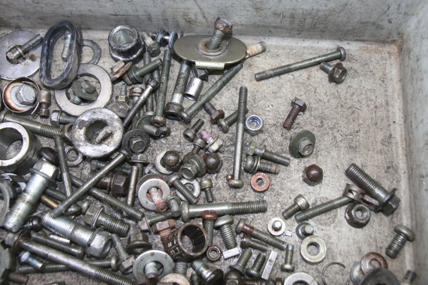 photo de ZAK SCHROEVEN EN BEVESTIGINGSMATERIAAL YAMAHA TDR DELTABOX 125 (1997 - 2003) - Zoom op gebruiksstaat